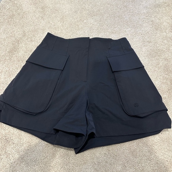 Lululemon Relaxed Fit SHR Cargo Short 4” Size 4 NWT - Picture 2 of 2